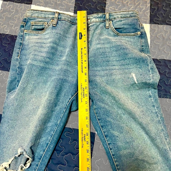 Women’s Crown & Ivy High Rise Cropped Distressed Jeans - 14 - Picture 8 of 12